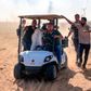 En tildækket person, angiveligt israeler, bliver i en golfbil ført ind i Gaza i nærheden af Khan Yunis i den sydlige del af Gazastriben. Foto: AFP