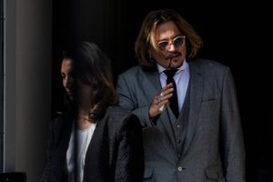 Den falmende superstjerne Johnny Depp anklager sin ekskone for sin smadrede karriere. Hun anklager ham for vold. I de næste dage skal jurymedlemmer i Virginia beslutte, hvem der har retten til historien og de millioner, der er på spil.