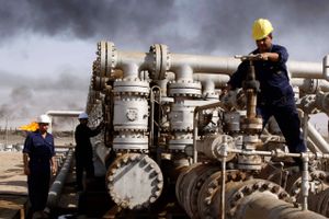 Irakiske oliearbejdere slider i det ved Rumaila raffinaderiet syd for Bagdad, december 2013. Olie er en kontroversielt råvare, der ofte associeres med Mellemøstens konfliktzoner. Men industrien er i hastig forandring, og elbilen truer med at gøre ondt værre. Foto: AP Photo/Nabil al-Jurani