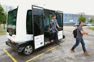 Over hele verden tester man i øjeblikket førerløse biler, som her i Helsinki i Finland, hvor det er en franskproduceret, selvkørende minibus. Foto: Eyevine/Xinhua