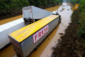 Lastbilen er en del af Freja Transport & Logistics. Ifølge selskabets direktør er det den eneste af selskabets enheder, der har været i kontakt med de enorme vandmasser. Ingen chauffører er kommet til skade.