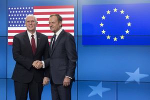 USA’s vicepræsident, Mike Pence (tv.) hilser her på EU’s præsident, Donald Tusk. Pence kom med det budskab, Europa gerne ville høre. Foto: Thierry Monasse/AP