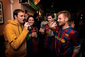 Spanske fodboldfans er blevet overvåget ulovligt. Her ses et par fans før FC Barcelonas møde med FCK i Champions League i 2010. Arkivfoto: Jens Dresling/POLFOTO