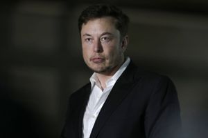 Tesla-aktien synker som en sten, efter at de amerikanske børsmyndigheder anklager Elon Musk for svindel og vil have ham smidt på porten.