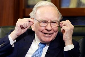 Nogle investorer er utilfredse med, at Warren Buffett og Berkshire Hathaway sidder på en stor bunke kontanter uden at bruge dem. Men superinvestoren vil ikke købe for dyrt, er en af hans begrundelser. Til gengæld har han tidligere købt stort ind i Apple. Foto: AP Photo/Nati Harnik.