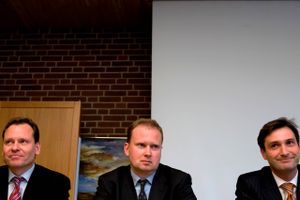 
    Efter et langt møde på Hotel Munkebjerg besluttede Matas' aktionærer at gå videre med den proces, der skal føre til salg af butikkerne til britiske CVC. Fra venstre Terje List (Matas), Søren Vestergaard-PoulsenCog Lars Frederiksen (Matas). Foto: Rasmus Baaner.
  