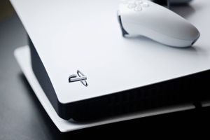 Efter en ikke problemfri lancering bidrager Sonys salg af PlayStation 5-konsollen nu til økonomisk vækst.
