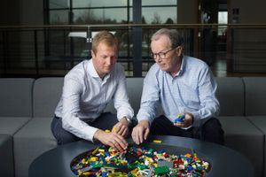 Kjeld og Thomas Kirk Kristiansen, tredje og fjerde generation i Lego-ejerfamilien. Nu bliver Thomas Kirk Kristiansen familiens øverste repræsentant. Foto: Mathias Svold