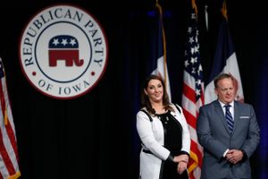 Republican National Committee Chairwoman Ronna Romney McDaniel stands onstage with Former White House press secretary Sean Spicer, right, during the Republican Party of Iowa's annual Reagan Dinner, Wednesday, Nov. 8, 2017, in Des Moines, Iowa.Foto: AP Photo/Charlie Neibergall