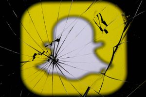 Snapchat logo is seen through broken glass in this illustration picture, May 11, 2017. Foto: Reuters/Dado Ruvic/Illustration/File Photo  