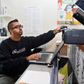 Asif Hussain driver seks printerværksteder i København og er ekspert i at genoplive printere, som er holdt op med at virke. Han nulstiller dem, så de tror, at de er nye, og så kører de igen. Asif Hussain mener, at producenterne bevidst indstiller printere til at holde op med at virke på et bestemt tidspunkt. Foto: Mik Eskestad