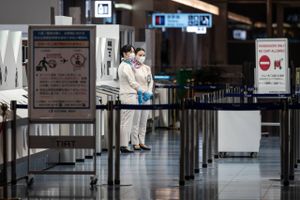 Japanerne vil begynde at give boosterskud i næste måned, selv om der hersker tvivl om vaccineeffektivitet.