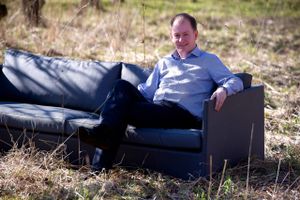 Årets Ejerleder på Fyn 2015, Brian Djernes, sidder her og nyder titlen i en af sine egne sofaer til udendørs brug fra Cane-line.
