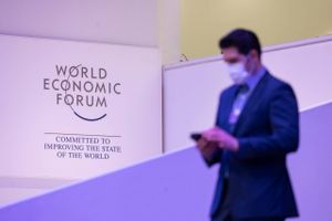 Trods krav om vaccinepas og obligatoriske PCR-tests har pandemien og dens forholdsregler været tydelige ved det første årsmøde i World Economic Forum i mere end to år. Foto: WEF