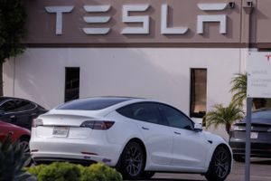 En retssag mod Tesla for en dødsulykke er begyndt. Her er det kommet frem, at bilproducenten har iscenesat en video af en selvkørende 'Model X', fortæller direktør for autopilot hos Tesla. 
