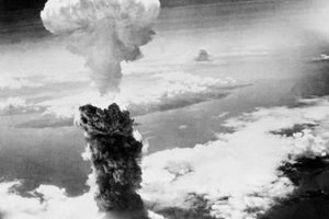 William Penney deltog i det amerikanske atomvåbenprojekt Manhattanprojektet og var således med på holdet bag den atombombe, der blev kastet ud over Nagasaki.