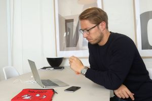 Med Contractbook kan Niels Martin Brøchner have alle sine kontrakter digitalt, så der ikke kommer rod i papirerne. Foto: PR-foto