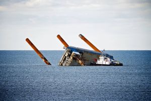 Indsigt: En lang kæde af uheldige begivenheder og flere forkerte beslutninger førte for et år siden til det dramatiske forlis af den delvist Dong-ejede  vindmølleplatform Sea Worker. Nu slås energikæmpen med sit forsikringsselskab om millionregningen efter ulykken, som Finans har rekonstrueret i denne fortælling.