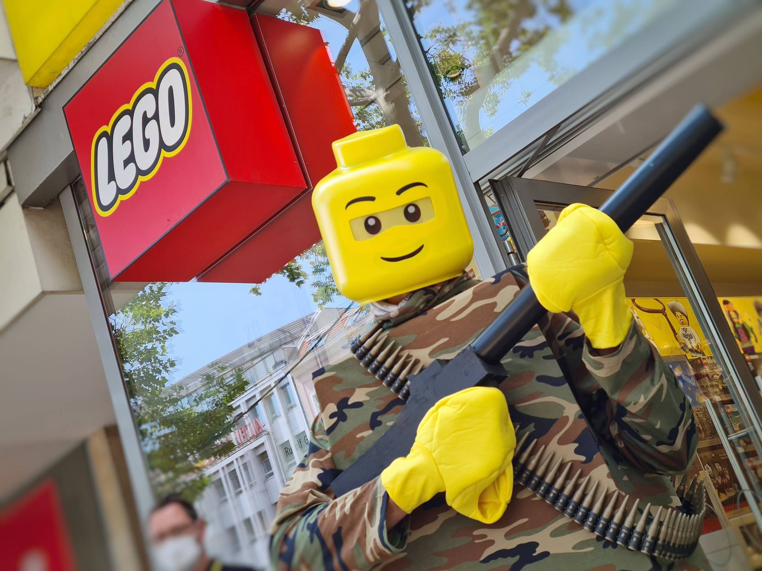 Tilfældig januar udgifterne Lego trækker byggesæt tilbage efter protester