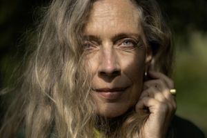 Portræt af Dorrit Bøilerehauge der er forsker i kommunikation og kultur, og arbejder for at synliggøre modne modne mennesker. Hun er 62 år - og ud over forskerjobbet på AAU er hun catwalk model under modeugen i KBH.