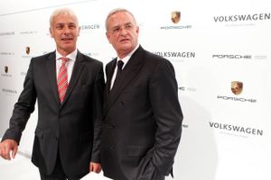 Den detroniserede VW-koncernchef Martin Winterkorn (t.h.), der tirsdag måtte forlade koncernen i vanære, sammen med sin sandsynlige efterfølger, Porsche-chefen Matthias Müller.