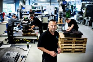 Anders Dencker er adm. direktør i sin egen virksomhed, han etablerede i 1996 på Mors. Virksomheden er på vej ind i et opsving, men siger nej til ordre pga. mangel på arbejdskraft og det er svært at få folk til at flytte til øen.