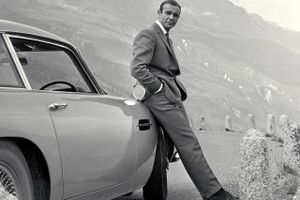Aston Martin DB5, også kendt som Bond-bilen, findes i 900 produktions-eksemplarer. Nu er den mest kendte af dem til salg.