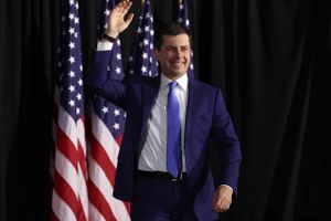 Demokraten Pete Buttigieg høstede overraskende mange stemmer i Iowas primærvalg. Går han hele vejen til Det Hvide Hus, kan danske virksomheder ånde lettet op, vurderer to storbanker.
