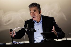 Tidligere statsminister Anders Fogh Rasmussen bliver sagsøgt af lettisk bank, skriver lettisk statsejet medie.