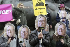 »Nej til Le Pen« lød det mandag fra flere demonstranter i de parisiske gader. Foto: Thibault Camus/AP.
