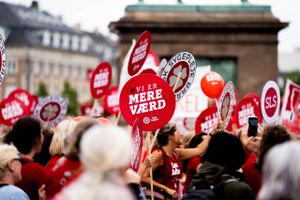 Sommerferien er slut, og derfor stiger presset på hospitalerne. Regeringens støttepartier argumenterer for en bredere løsning, hvor flere kvindefag i det offentlige tilgodeses.