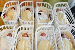 Nyfødte på rad og række på Krakenhaus St. Elisabeth und St. Barbara Halle, men i store dele af verden er fertilitetetn hastigt faldende. Foto: AP/ Waltraud Grubitzsch