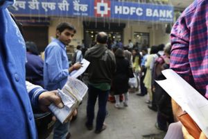Inderne står stadig i alenlange køer foran bankerne og kan hverken hæve deres indeståender eller få vekslet deres ugyldige sedler. Foto: Saurabh Das/AP