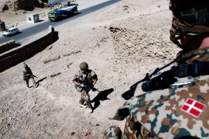 De sidste danske kampsoldater forlod Afghanistan i 2014. Krigen havde varet i 13 år, og formålet med at være der var skiftet flere gange: Skulle soldaterne bekæmpe terrorister, eller gjaldt det om at vinde afghanernes hjerter og hjerner til at opbygge en ny fremtid?