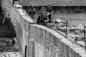Beton, pigtråd og elektriske hegn delte de to tysklande under Den Kolde Krig. Men de to landes efterretningsvirksomheder, Stasi og BND, var begge meget aktive helt frem til Murens fald. Arkivfoto: DPA