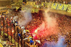 Kampen er i gang, og La Bombonera syder. Boca Juniors spiller mod Pumas fra Mexico. Foto: Wikimedia Commons