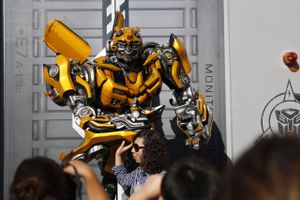 Visitors take pictures with the Bumblebee Autobot character from the Transformers movies at the Universal Studios Hollywood theme park in Hollywood on Aug. 15, 2013. Foto: Bloomberg photo by Patrick Fallon.