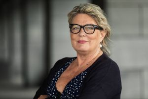 60 år søndag: Betina Hagerup befinder sig godt som underdirektør i Dansk Erhverv. Hun insisterer som leder på ikke at kende alle svar på forhånd, når hun skal deltage i et møde.  