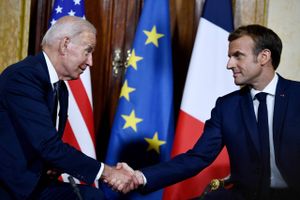 USA's præsident forsøger at forklare Macron, hvorfor USA endte med at snuppe ubådskontrakt fra Frankrig.