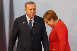 Der var ikke megen øjenkontakt, da Tyrkiets præsident, Recep Tayyip Erdogan, mødte Tysklands kansler, Angela Merkel, under G20 topmødet i juli 2017. Siden er det tysk-tyrkiske forhold kølnet yderligere. Foto: Matt Cardy
