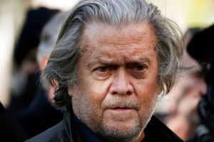 Steve Bannon er blandt over 30 personer fra Donald Trumps inderkreds, der er bedt om at afgive forklaring.