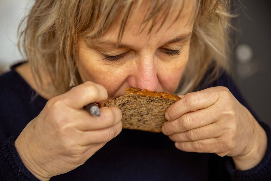 Rugbrød med pålæg er det mest populære aftensmåltid i Danmark, men vinderbrødet blandt seks testede er det, der kan overleve en tur i madkassen, og som man kan spise uden kniv og gaffel.  