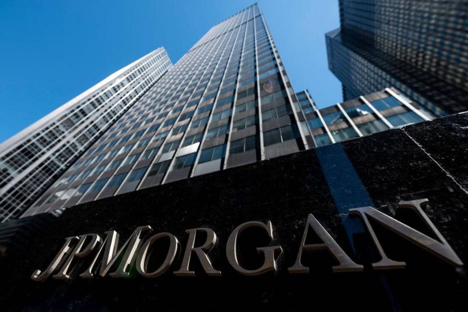 Den amerikanske investeringsbank JP Morgan skriver til sine kunder, at målet om at reducere brugen af ​​kul, olie og gas er blevet sat tilbage af højere renter, inflation og krig. 