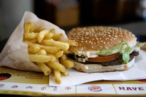 Her ses en klassisk whopper med pomfritter hos Burger King. Ved årsskiftet vil kæden tilbyde en plantebaseret burger, men producenten bag "kødet" kan ikke følge med efterspørgslen. Foto: Polfoto