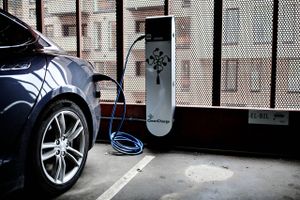 Et abonnement hos et stort energiselskab er billigst – fordi de får en rabat på elafgift, som private ikke får. FDM ønsker reglerne ændret for at undgå monopoldannelse.