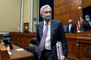 Fed-chef Jerome Powell fastholder sammen med centralbanken den rekordlave rente i USA. Foto: Stefani Reynolds / Reuters.