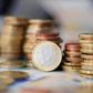 Euroen er svækket mod dollaren, hvilket betyder, at danske kroner også er svækket mod den amerikanske valuta. Udviklingen forbedrer de danske virksomheders konkurrenceevne overfor virksomheder i USA.