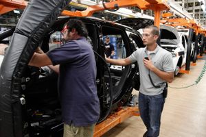Lavere lønninger har fået amerikanske bilproducenter til at etablere samlebånd i Mexico for derpå at eksportere bilerne til USA. Foto: AP