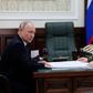 Både Rusland og Ukraine har i år prøvet sig med offensiver uden videre succes. Her ses et møde sidste måned mellem Vladimir Putin og Ruslands forsvarschef, Valerij Gerasimov. Foto: Gavrill Grigorov/Afp
