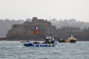 Omkring 60 skibe fra Frankrig og Jersey protesterede mod fiskerettigheder efter brexit. 